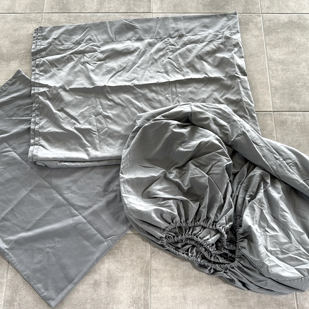 TWIN XL Soft Gray Bed Sheet Set - Excellent Condition